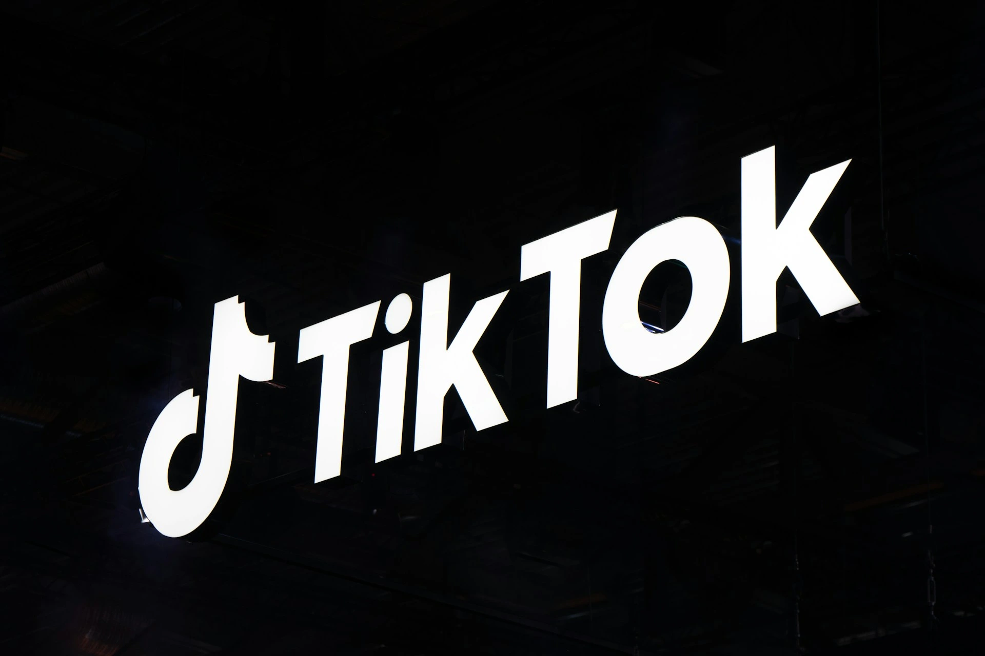 A TikTok Elbocsát Százakat Dolgozókat az AI Tartalom Moderálás Változásával