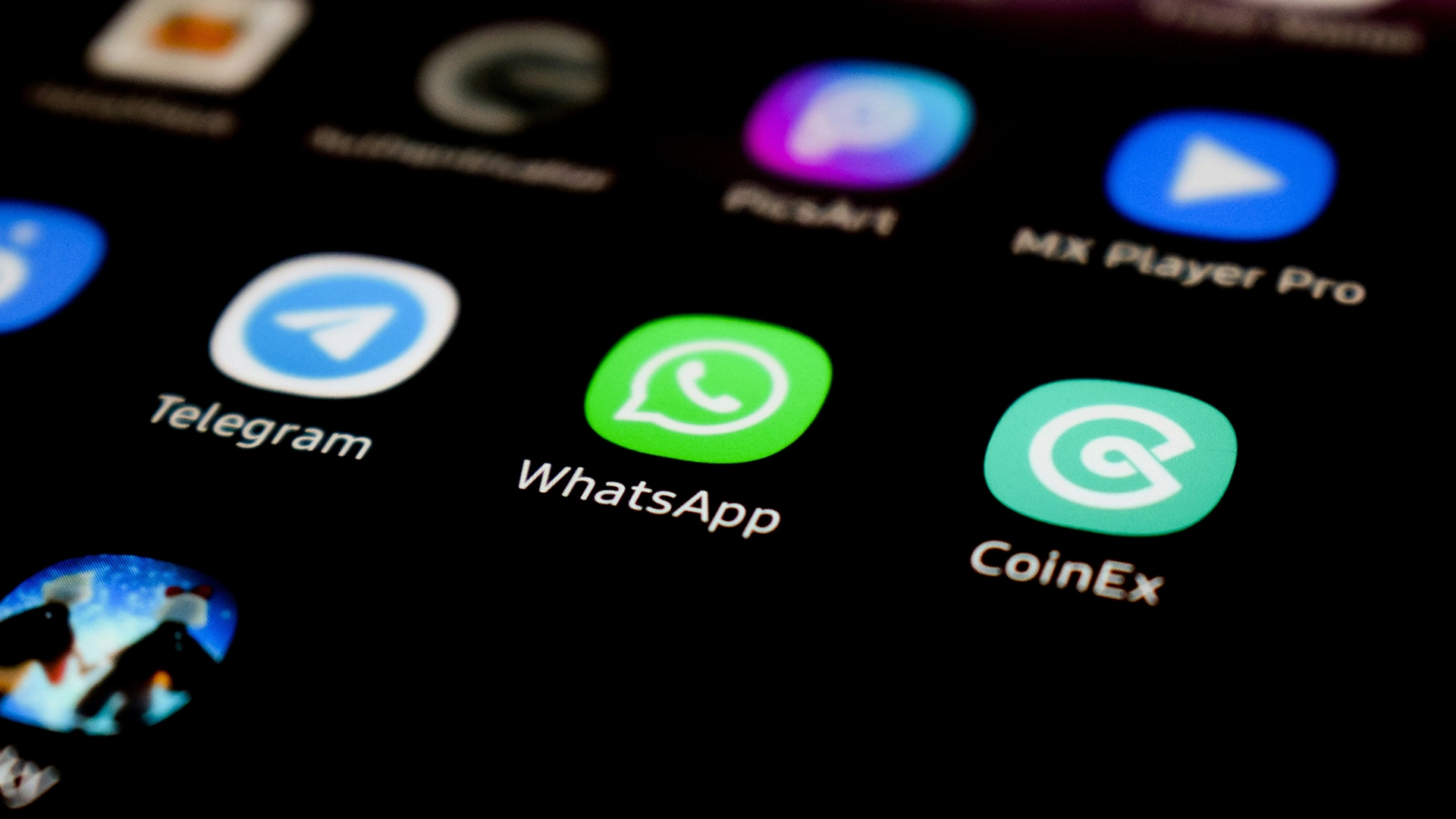 A WhatsApp bevezeti a hirdet&eacute;seket a St&aacute;tuszba &eacute;s fizetős csatornafunkci&oacute;kat ad hozz&aacute;
