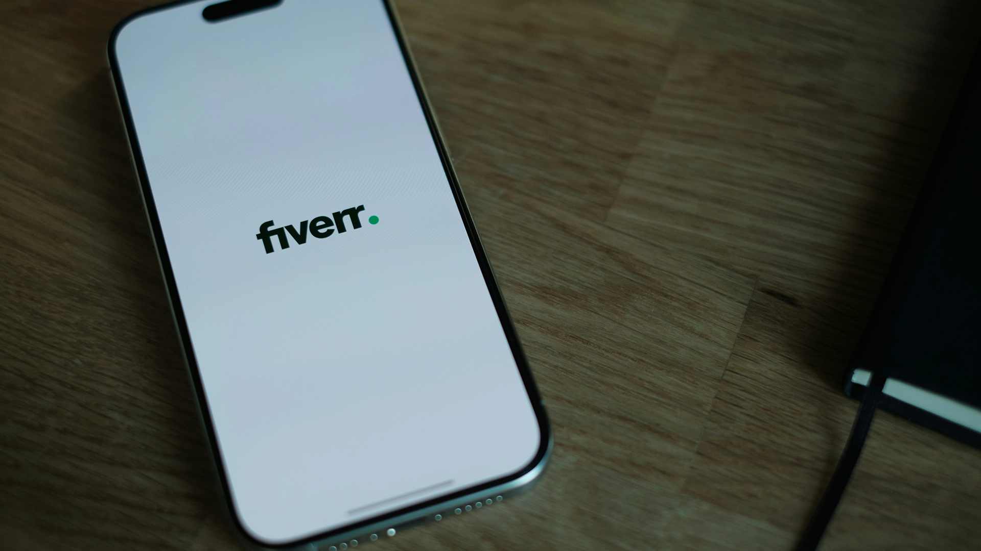 A Fiverr &aacute;tt&eacute;r az AI strukt&uacute;r&aacute;ra &eacute;s elbocs&aacute;tja a munkaerő 30%-&aacute;t